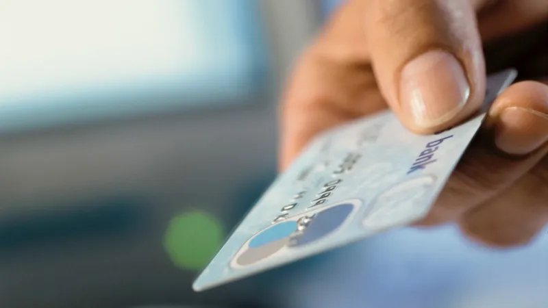 Card bancar - Foto: Profimedia