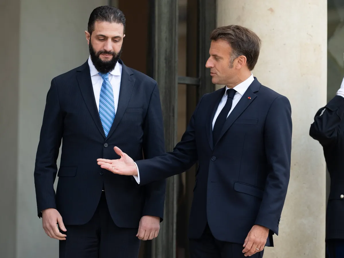 Președintele interimar al Siriei, primit de Macron la Paris - Foto: Profimedia Images
