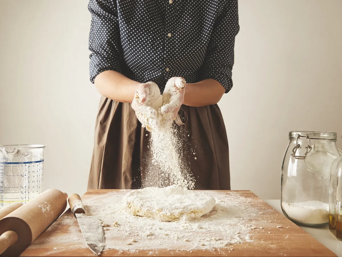 Femeie cu făină -Foto: Magnific.com (Imagine cu rol ilustrativ)