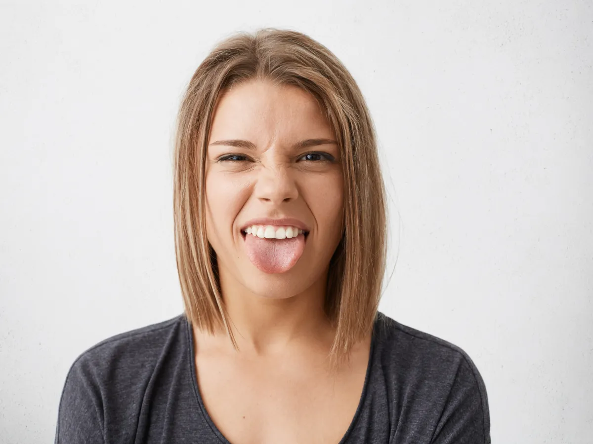 Femeie care arată limba - Foto: Freepik (Imagine cu rol ilustrativ)