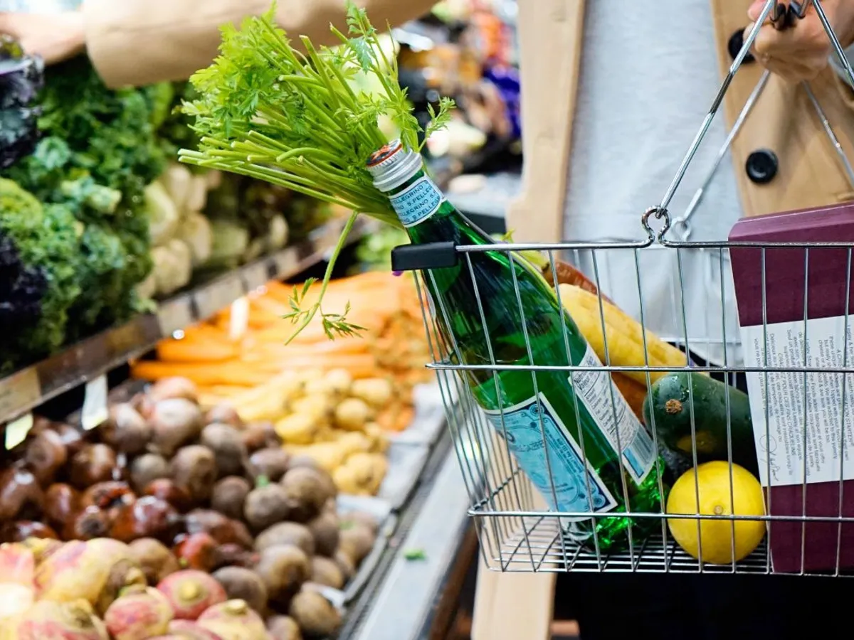 Femeie făcând cumpărături în hypermarket - Foto: Pexels/Tara Clark