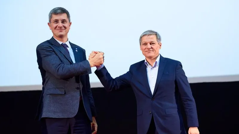 Dan Barna (stânga) și Dacian Cioloș (dreapta)/FOTO: Facebook