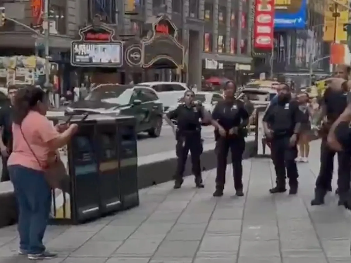 VIDEO Atac mortal în Times Square. O femeie a înjunghiat la întâmplare doi oameni. Una dintre victime a murit