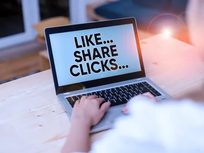 Facebook elimină plug-in-urile pentru „Like” și „Share” - Foto: Profimedia Images