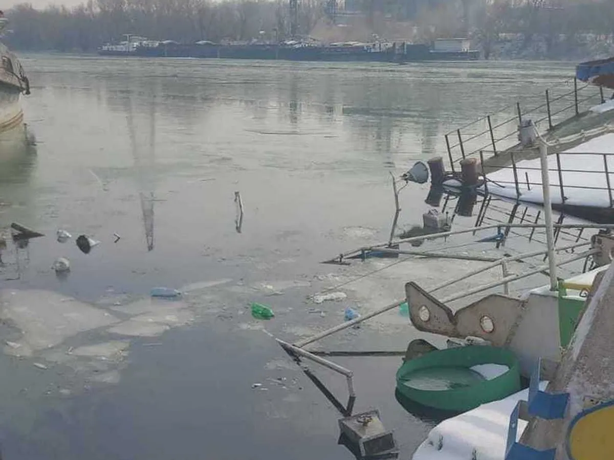 FOTO Dezastru ecologic, pe Dunăre. Un împingător s-a scufundat în zona Giurgiu și se scurg produse petroliere