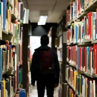 Elev în bibliotecă Foto Unsplash.com (imagine cu rol ilustrativ)