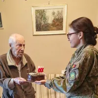 Veteranul de război Dumitru Olaru a împlinit vârsta de 100 de ani Foto: Facebook/MApN
