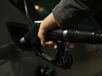 Benzina și motorina, scumpiri consistente față de 2020: + 1,53 lei la benzină, + 1,42 la motorină. Foto Pexels.com