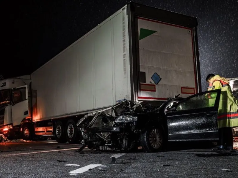 Doi români au intrat cu mașina sub un TIR pe autostrada A8 din Germania. Au murit pe loc - Foto: Facebook/Info Trafic 24