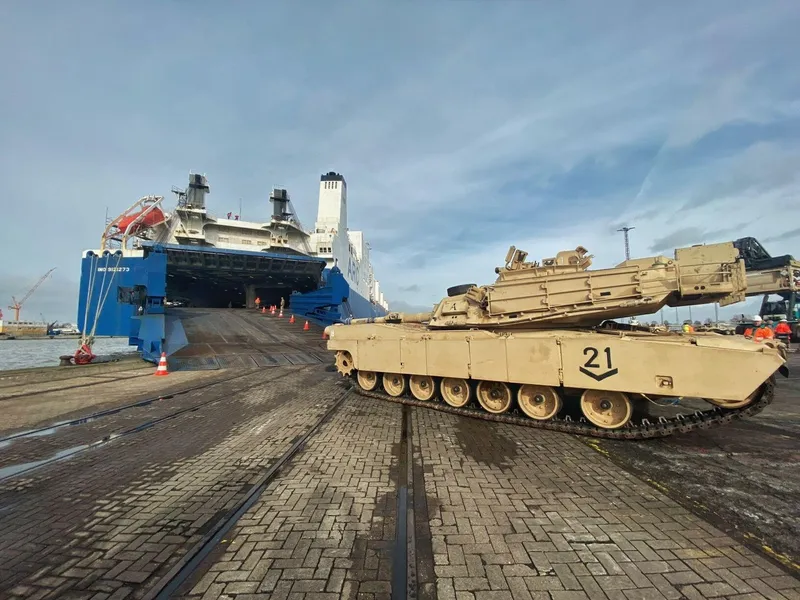 Tanc Abrams încărcat pe vas - Foto: Profimedia Images