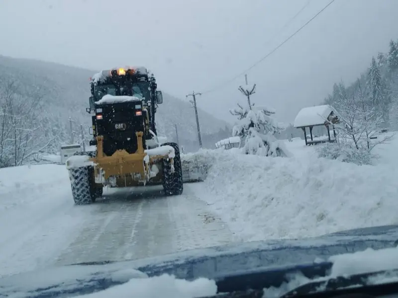 Drumul spre staţiunea Păltiniş, închis din cauza ninsorii. / Foto: Facebook/Drumuri și Poduri SA Sibiu