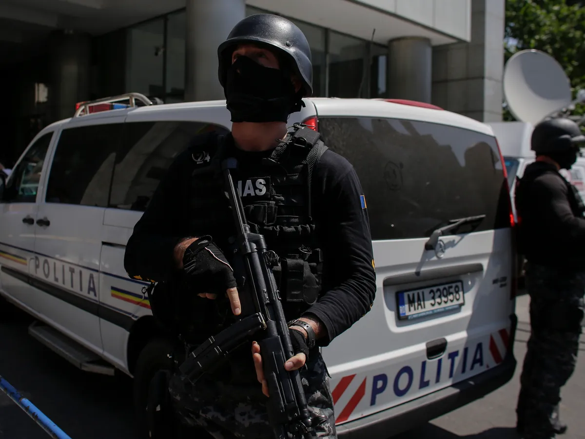 Persoană arestată pentru trafic de droguri; 4,5 kg de canabis şi lingouri de aur, ridicate