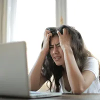 Stresul poate favoriza apariția cancerului ? - Foto: Pexels / Andrea PIacquadio