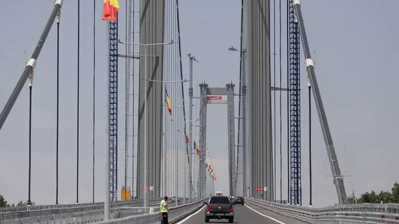 Podul „Golden Gate” de la Brăila, de 500.000.000 €, care a fost reasfaltat de 5 ori, se scufundă - Foto: INQUAM PHOTOS / George Călin