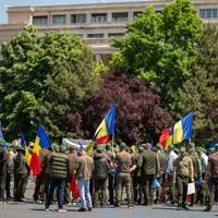 Sindicalisti ai Federatiei Silva protesteaza in fata Guvernului impotriva reorganizarii Romsilva - Foto:INQUAM PHOTOS / Vlad Bereholschi