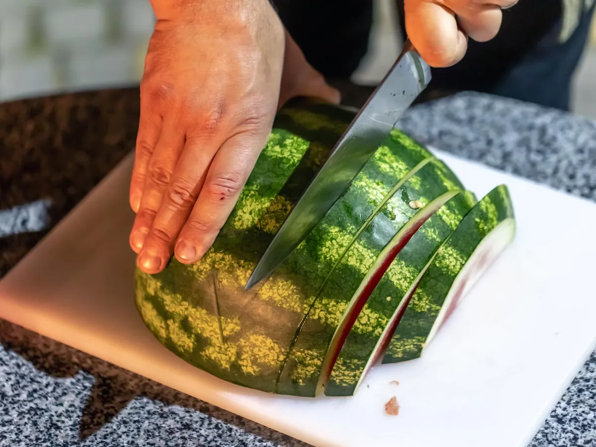 Cum congelezi pepenele verde fără să devină apos? Vezi cât timp rezistă în congelator fără să-și piardă gustul