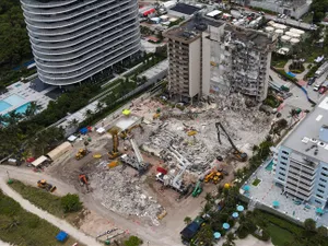 Partea clădirii cu 13 etaje care s-a surpat în Surfside, Miami, a fost demolată în mod controlat, înainte de sosirea furtunii tropicale Elsa/Foto: miami journal