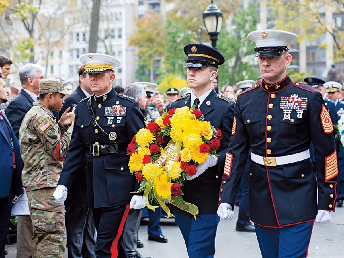 semper fidelis? Câteva secvențe din video-ul aniversar: comandantul gen. David H. Berger, stânga, și sergentul major Troy E. Black, dreapta, la Parada Veteranilor, din 2019, de la New York.
