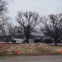 Momentul în care un tren spulberă în viteză un camion cu o grindă de beton de 40 metri lungime. / Foto: captură video