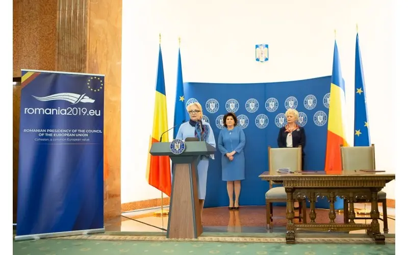 Viorica Dăncilă, alături de Rovana Plumb, ministrul Fondurilor Europene, și Grațiela Drăghici, șefa ANES. Sursa: Guvernul României