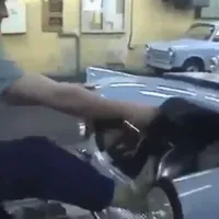 „Calitate” de top. Cum se făceau ultimele reglaje la Trabant? Cu ciocanul și piciorul - Foto: captură video