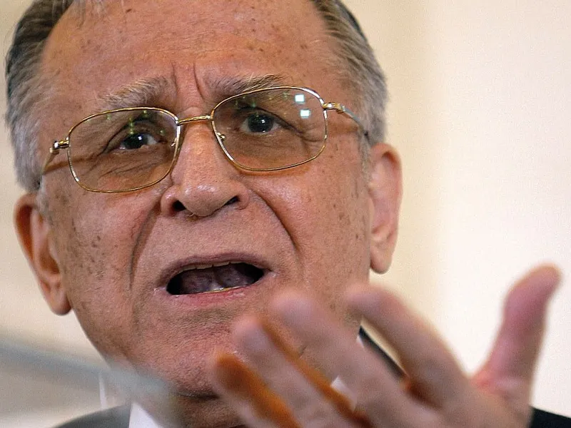 Cosmin Popa: Ion Iliescu a aplicat tactici de război hibrid împotriva propriului său popor - Foto: Profimedia Images