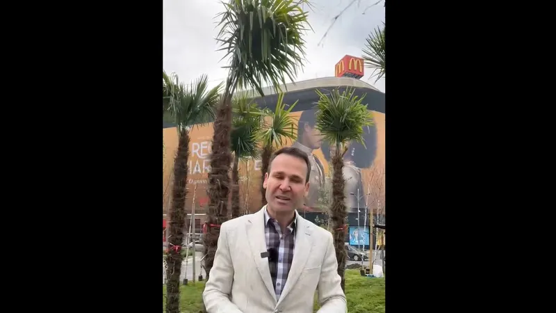 Robert Negoiţă, primarul Sectorului 3, prezentându-şi palmierii de la Piaţa Unirii - Foto: captură video Facebook/Robert Negoiţă