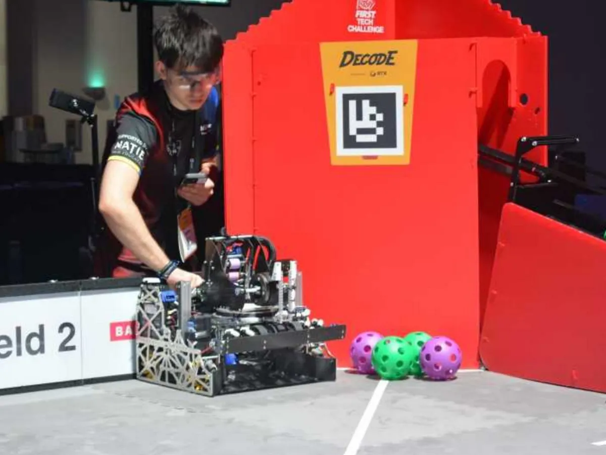 Echipa de liceeni români „Heart of RoBots” din Buzău a câștigat locul I în divizia da Vinci și premiul Inspire Award la FIRST Tech Challenge din Houston-SUA - Foto: Heart of RoBots