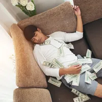 1.000 € - „primă de dat jos de pe canapea”. Unde se acordă și cine ar putea să ia banii? - Foto: freepik.com (rol ilustrativ)