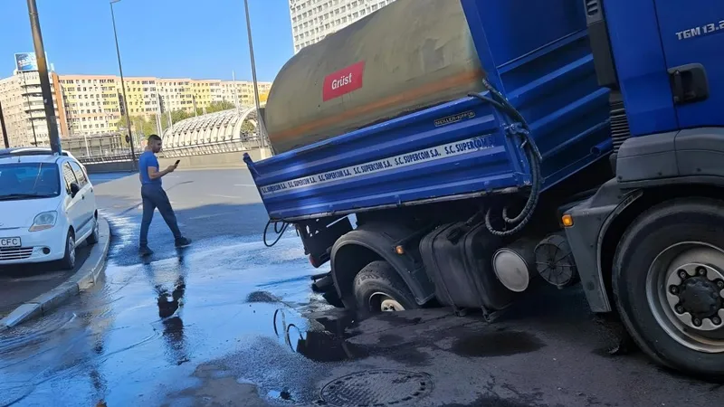 VIDEO O șosea s-a surpat în mijlocul Bucureștiului. Un camion a căzut în groapă - Foto: Facebook/ Info Trafic București Ilfov