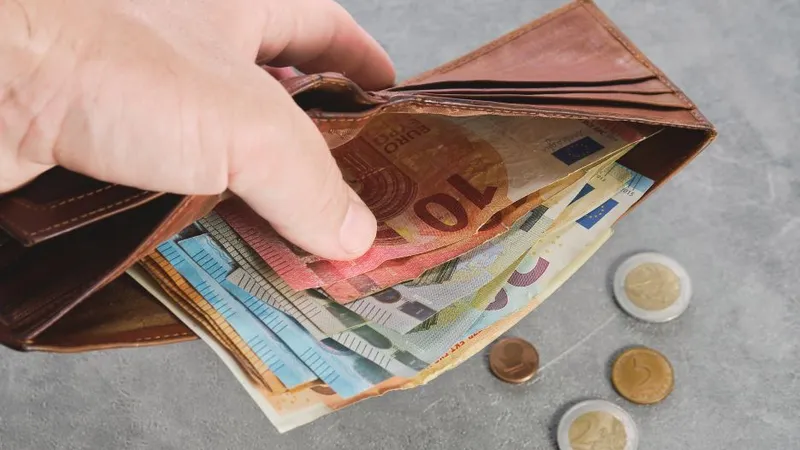 Curs BNR, 26 mai. Moneda euro se apreciază puţin, tot sub noul prag psihologic, de 5.10 lei - Foto: Freepik/ededchechine