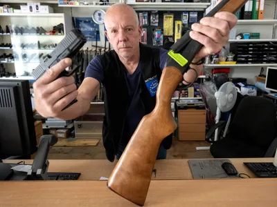 Un vânzător de arme își arată oferta - Foto: Profimedia Images