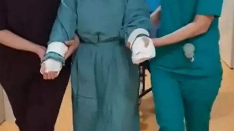 Alexia, fata de 15 ani care a rămas fără mâini în urma teribilului accident de autocar de la Pașcani. / Foto: spynews.ro