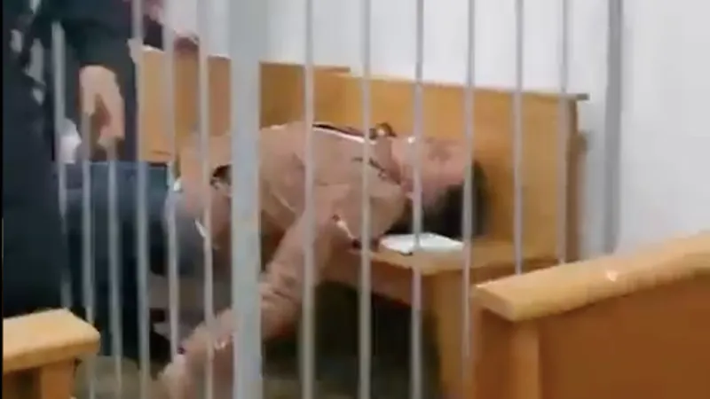 Un opozant belarus, Stepan Latypov, se înjunghie în gât, în cuşca acuzaţilor la proces/FOTO: Twitter