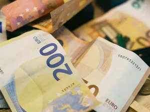Curs BNR, 12 mai. Moneda euro şi-a oprit creşterea. Cursul leu-euro rămâne puţin peste 5,10 lei - Foto: Pexels/Jakub Zerdzicki