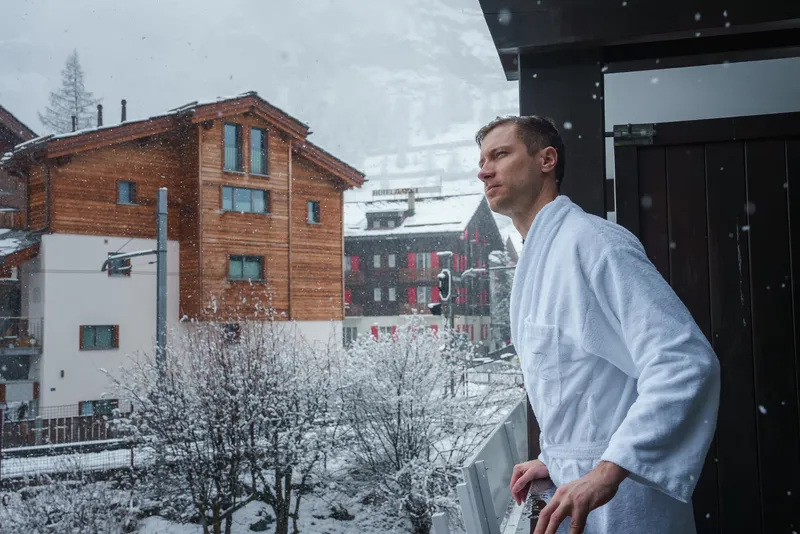 Bărbat &icirc;n balcon - Foto: Freepik (Imagine cu rol ilustrativ)
