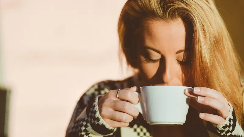 Femeie care bea cafea Imagine cu rol ilustrativ Foto: Pixabay.com