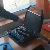 Două eleve au făcut mici la grătar în clasă, la Colegiul Economic Partenie Cosma Foto: captură Bihoreanul