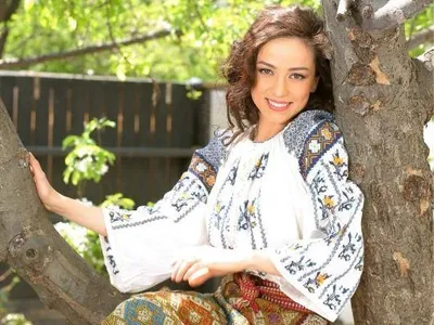 Olivia Steer dă acum și lecții de limba română, pe lângă cele de medicină.