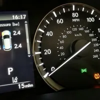 Martorul din bord ca o vază cu striații pe fund pe care șoferii nu trebuie să-l ignore la drum - Foto: lexus.co.uk