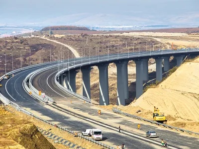MUNCĂ DE MÂNTUIALĂ În timpul mandatului PSD, puținele autostrăzi au fost construite de două ori. O porțiune din lotul 3 Sebeș - Orăștie s-a prăbușit - Foto: hotnews.ro