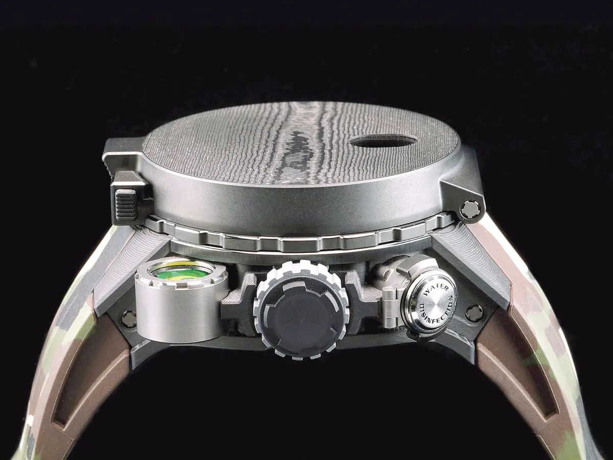 Sub carcasa cu un design destul de încărcat, se află un mecanism care combină o complicație de tip „tourbillon“, cu o nouă mișcare complexă de cronograf, care bate cu o frecvență de 3 Hz