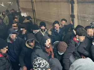 Poliţia ungară a descoperit 103 migranţi ilegali într-un camion românesc/foto: police.hu