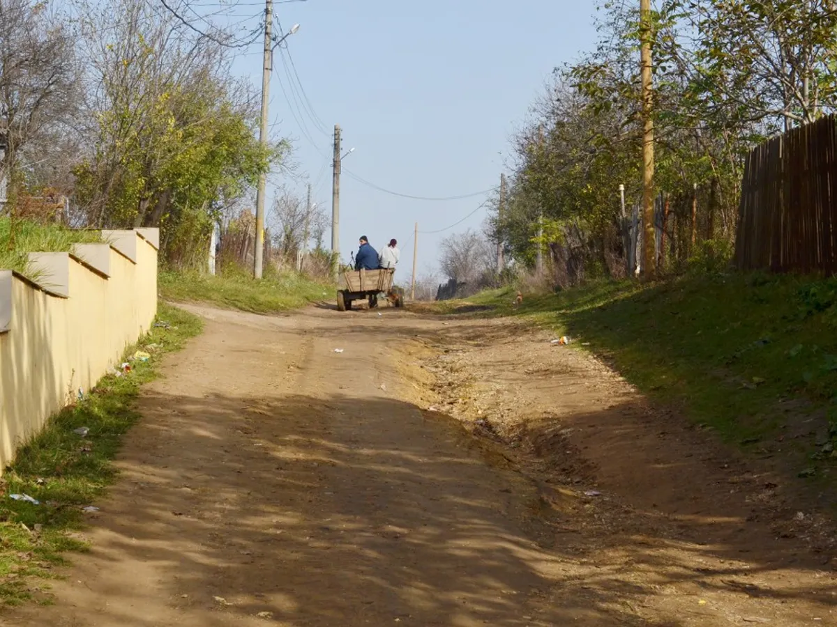 România dă în gropi: 1.300 km drumuri județene din pământ și 111 km de drum național pietruit - Foto: gds.ro
