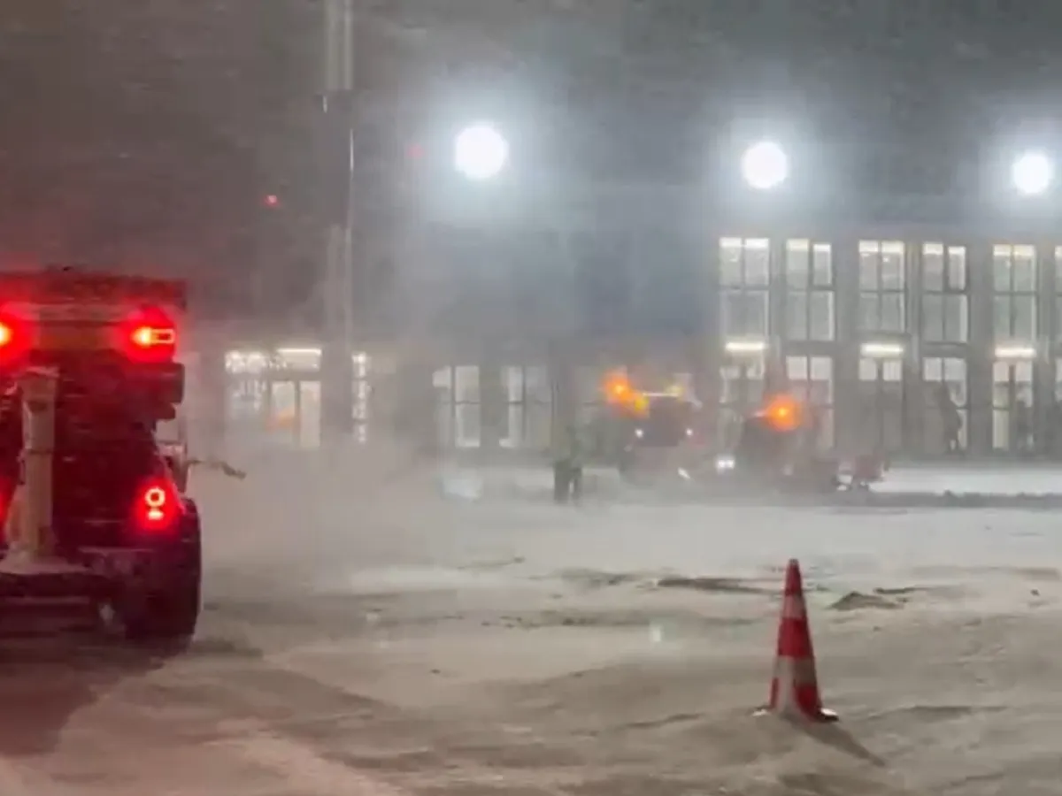 Utilajele curăță zăpada din aeroport - Foto: Aeroporturi București