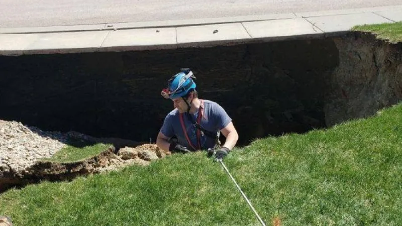 Habar nu avea ce se ascunde sub pământul grădinii sale. Un bărbat a descoperit o adevărată comoară Foto: exploredplanet.com / pahasapagrott.com