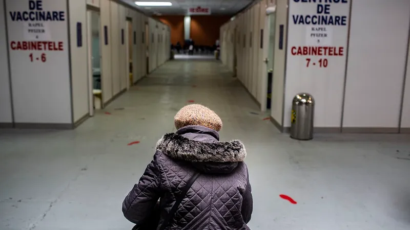 O femeie aștepată să facă rapelul la vaccinul anti-COVID. Timpul de așteptare este sub 5 minute Foto: Mugur VĂRZARIU