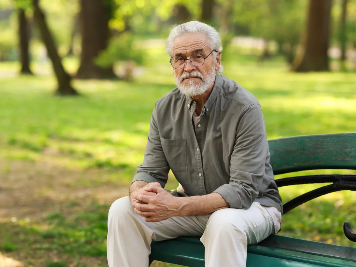 Pensionar în parc - Foto: Freepik