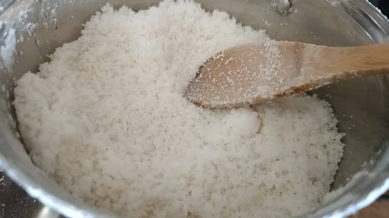 Sare evaporată &nbsp;pe sobă - Foto: FB