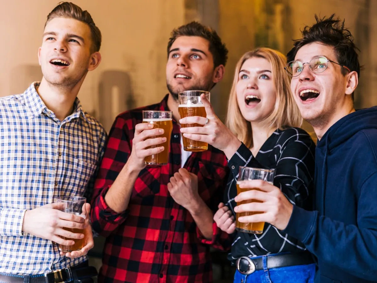 Tinerii beau bere fără alcool - Foto: Freepik (rol ilustrativ)